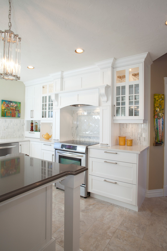 Example of a mid-sized transitional u-shaped porcelain tile eat-in kitchen design in Other with an undermount sink, shaker cabinets, white cabinets, quartz countertops, gray backsplash, mosaic tile backsplash, stainless steel appliances and an island