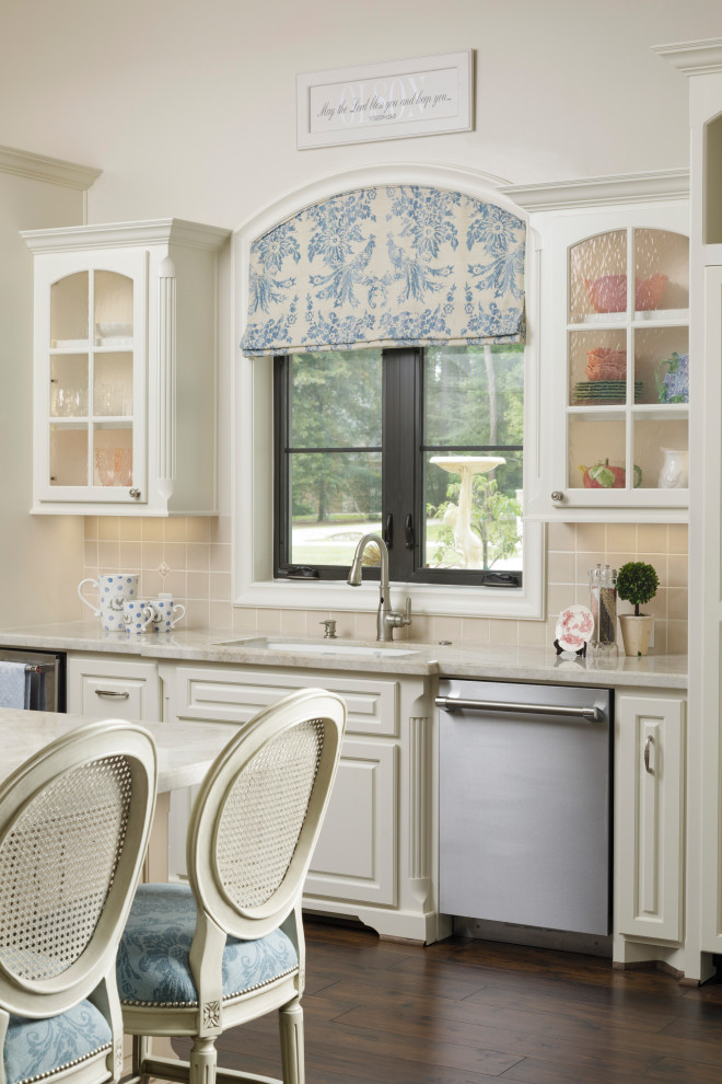 Immagine di una grande cucina con ante bianche, paraspruzzi bianco, elettrodomestici in acciaio inossidabile, parquet scuro, pavimento marrone e top bianco