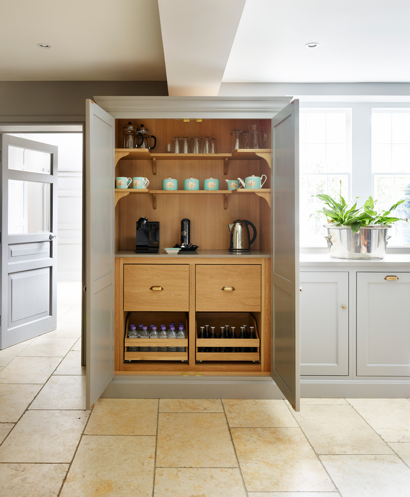 エセックスにあるラグジュアリーな広いトランジショナルスタイルのおしゃれなキッチン (落し込みパネル扉のキャビネット、グレーのキャビネット、パネルと同色の調理設備) の写真