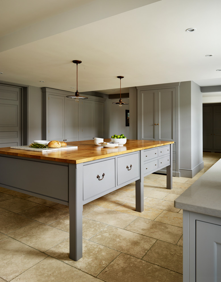 Idéer för ett stort klassiskt kök med öppen planlösning, med luckor med infälld panel, grå skåp, integrerade vitvaror och en köksö