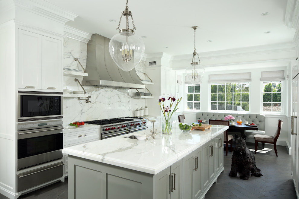 Bild på ett stort vintage kök, med luckor med infälld panel, vita skåp, vitt stänkskydd, rostfria vitvaror, en köksö, en undermonterad diskho, klinkergolv i porslin och stänkskydd i marmor