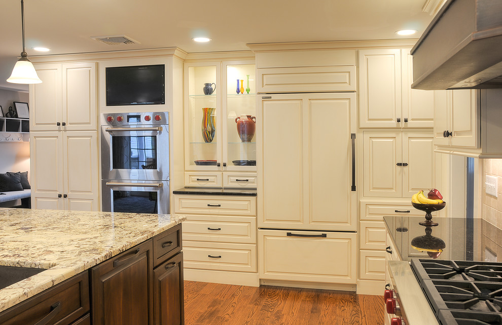 Klassische Küche mit Waschbecken, weißen Schränken, Granit-Arbeitsplatte, Küchenrückwand in Weiß, Rückwand aus Keramikfliesen, Küchengeräten aus Edelstahl, dunklem Holzboden und Kücheninsel in Boston
