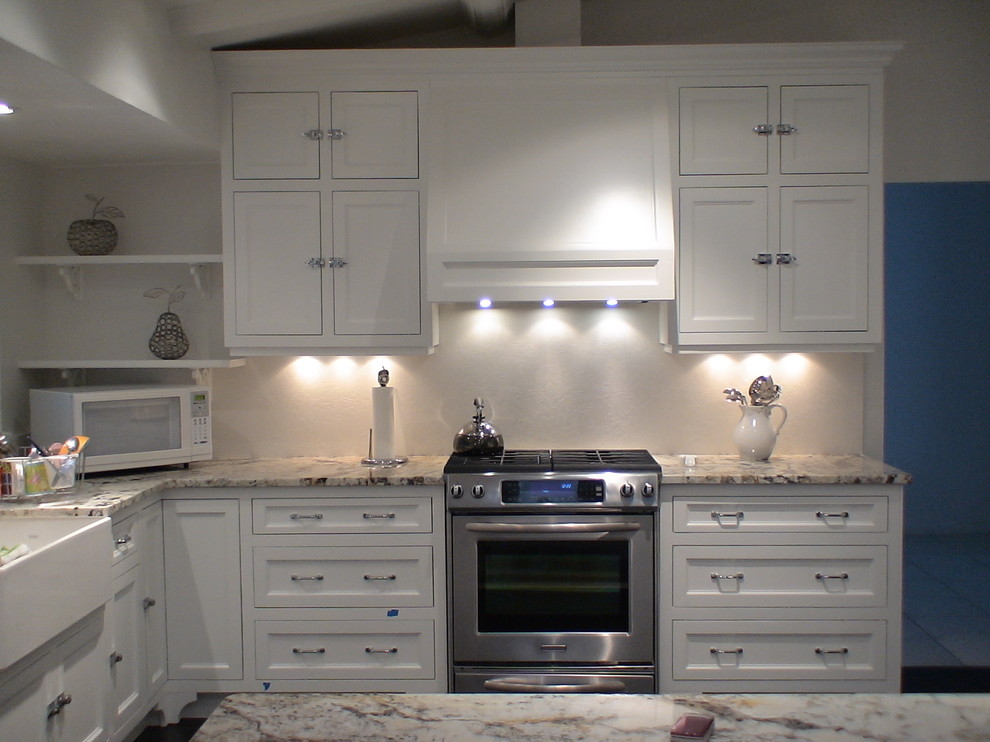 Immagine di una cucina tradizionale di medie dimensioni con lavello stile country, ante in stile shaker, ante bianche, top in marmo e elettrodomestici in acciaio inossidabile