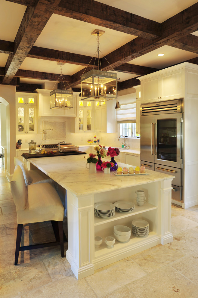 Foto på ett vintage l-kök, med luckor med glaspanel, vita skåp, marmorbänkskiva och rostfria vitvaror