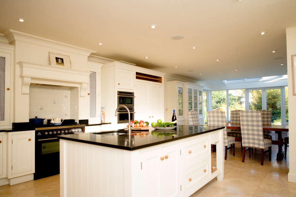 Design ideas for a traditional kitchen in Dublin.