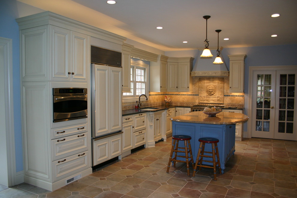 Esempio di una cucina classica di medie dimensioni con lavello sottopiano, ante con bugna sagomata, ante bianche, top in quarzite, paraspruzzi beige e elettrodomestici da incasso