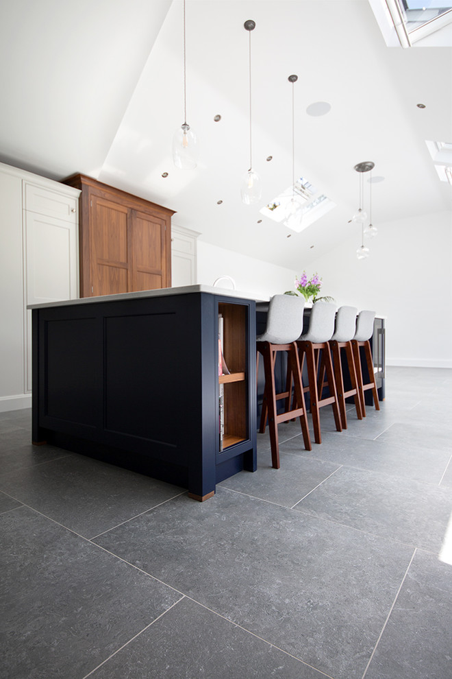 Ispirazione per una grande cucina minimal con pavimento in gres porcellanato e pavimento grigio