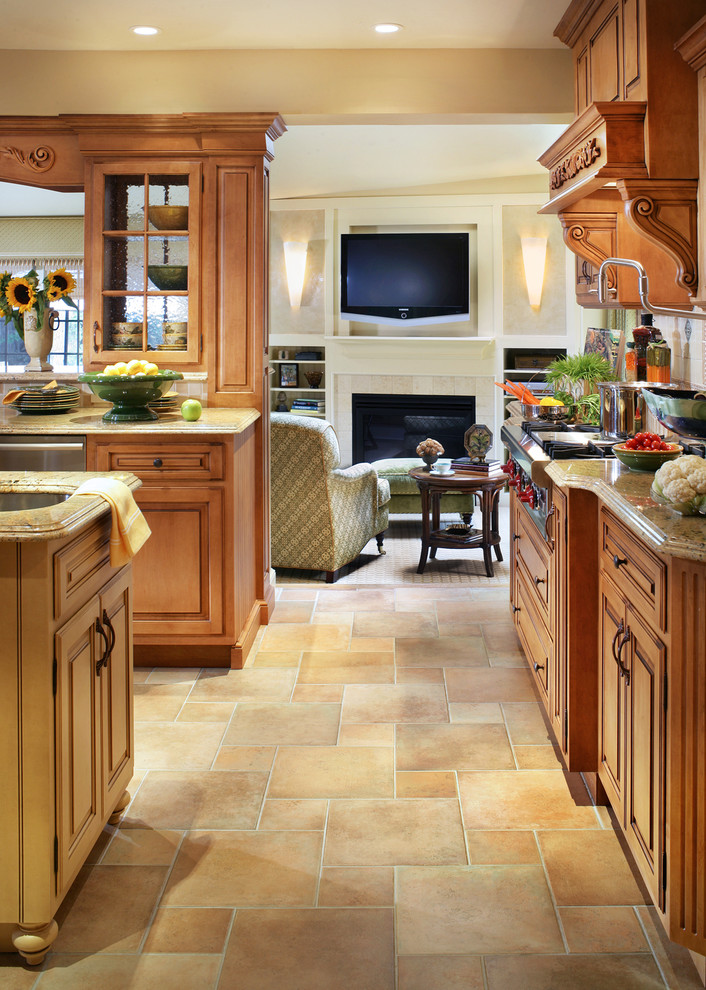 Offene Klassische Küche mit Granit-Arbeitsplatte, profilierten Schrankfronten, hellbraunen Holzschränken und Küchengeräten aus Edelstahl in Newark