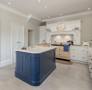 Classic kitchen in pale grey with navy accents - Traditional - Kitchen ...