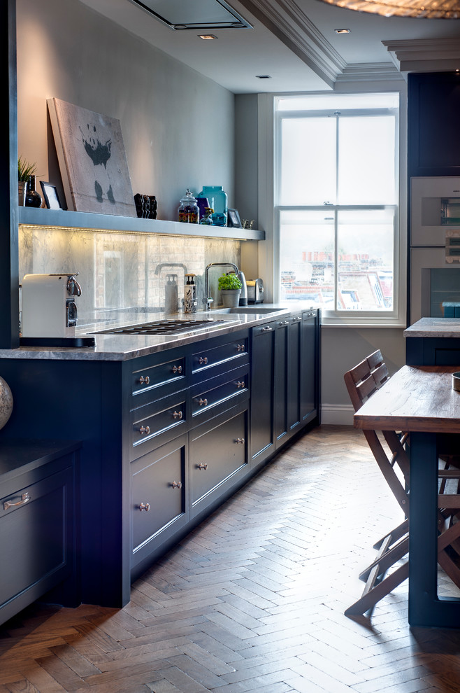 Пример оригинального дизайна: угловая кухня-гостиная среднего размера в современном стиле с врезной мойкой, синими фасадами, гранитной столешницей, фартуком из каменной плиты, паркетным полом среднего тона, островом и фасадами в стиле шейкер