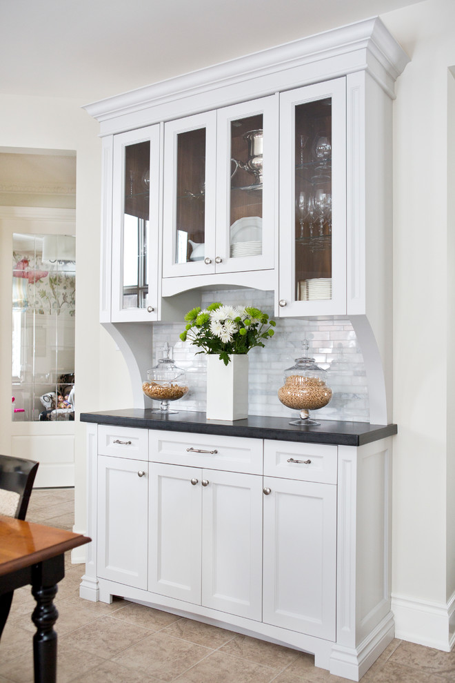 Immagine di una cucina chic con ante in stile shaker, top in quarzo composito, paraspruzzi grigio e paraspruzzi con piastrelle in pietra