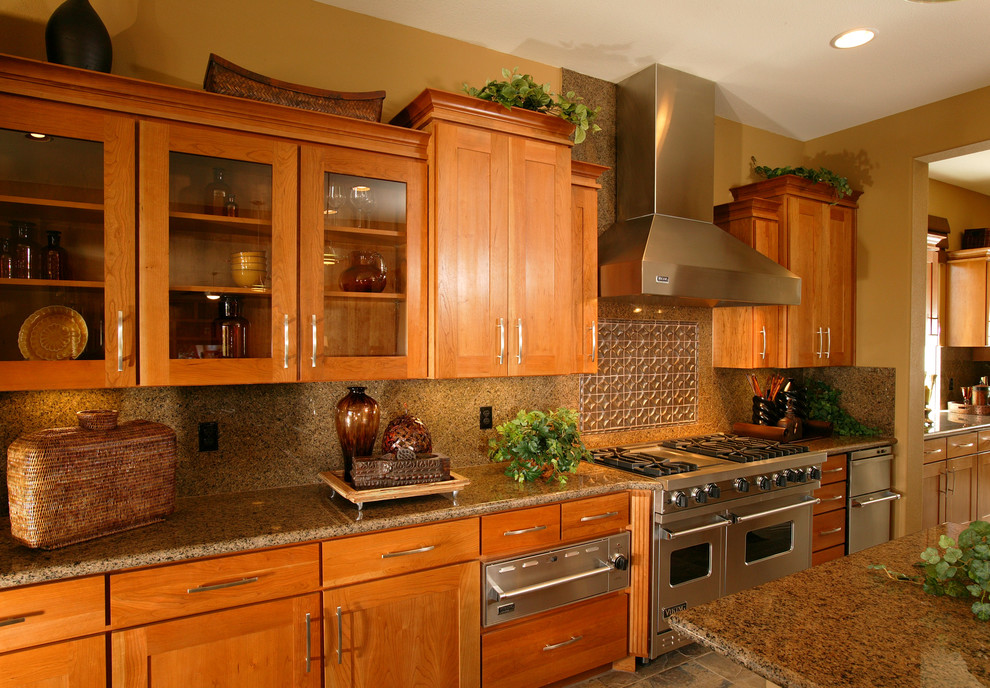 Exempel på ett klassiskt kök, med en undermonterad diskho, luckor med upphöjd panel, skåp i mellenmörkt trä, granitbänkskiva, flerfärgad stänkskydd, stänkskydd i stenkakel och rostfria vitvaror