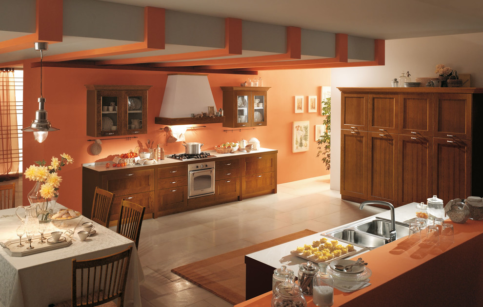 Immagine di una cucina chic di medie dimensioni con lavello a doppia vasca, ante lisce, ante in legno scuro, top in quarzite, paraspruzzi arancione, paraspruzzi con piastrelle in ceramica, elettrodomestici da incasso e parquet chiaro