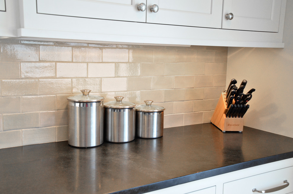 Exempel på ett mellanstort modernt linjärt kök med öppen planlösning, med en rustik diskho, vita skåp, grått stänkskydd, stänkskydd i tunnelbanekakel, rostfria vitvaror, ljust trägolv, en köksö, bänkskiva i täljsten och skåp i shakerstil