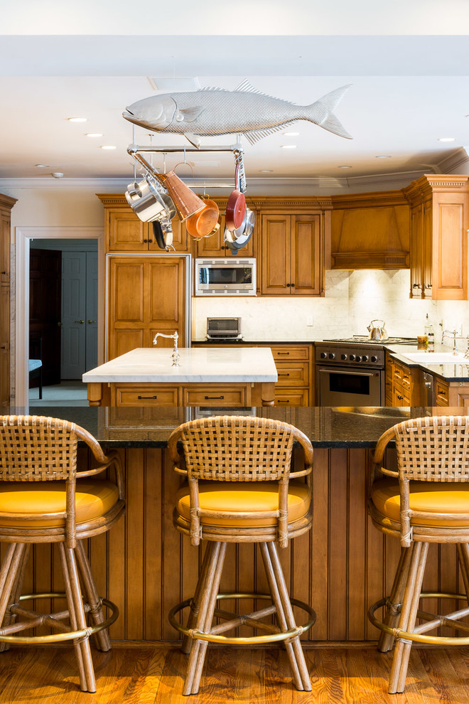 Große Landhausstil Wohnküche in U-Form mit Kassettenfronten, hellen Holzschränken, Marmor-Arbeitsplatte, Küchenrückwand in Weiß, Rückwand aus Steinfliesen und zwei Kücheninseln in New York