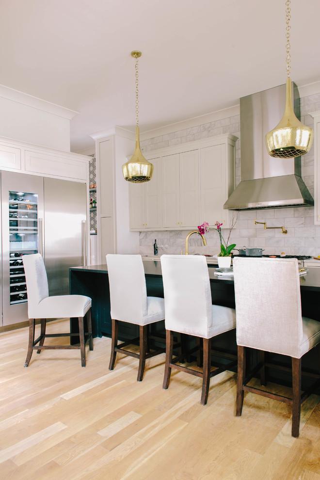 Immagine di una cucina minimal con paraspruzzi grigio, parquet chiaro e pavimento marrone