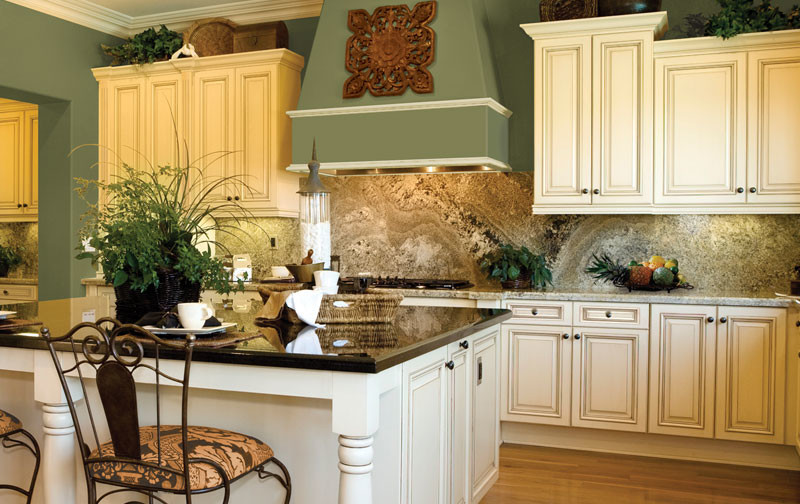Classic Off White Kitchen with Bronze Glazing. Traditional Kitchen