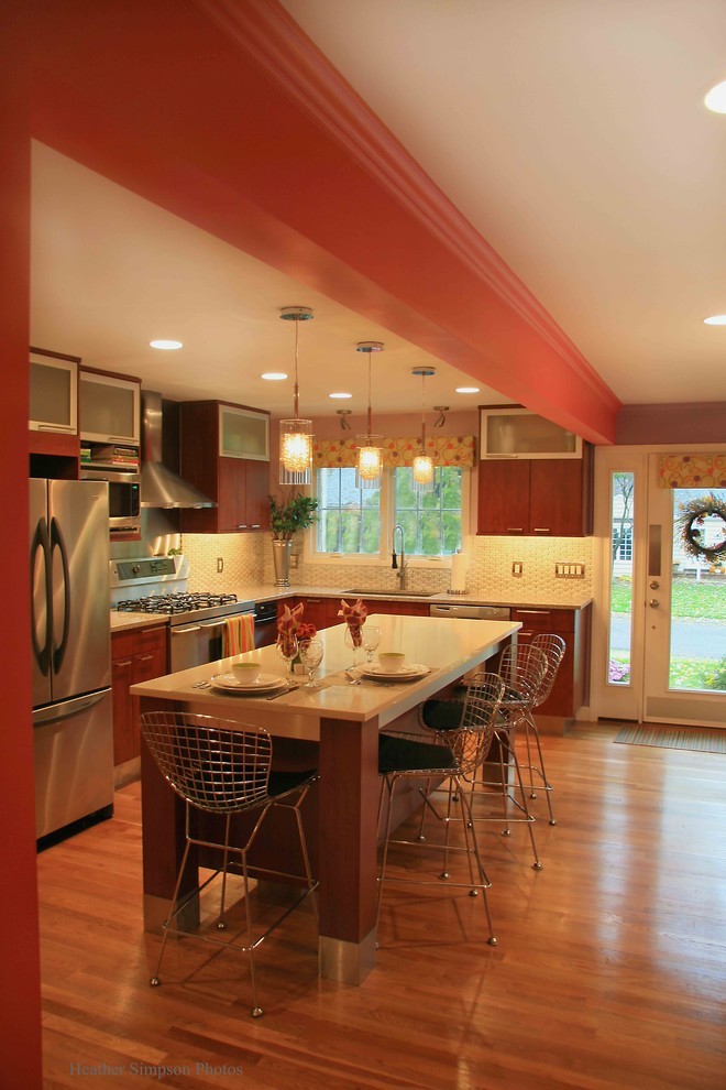 Cette image montre une cuisine américaine traditionnelle en L de taille moyenne avec un plan de travail en quartz modifié et îlot.