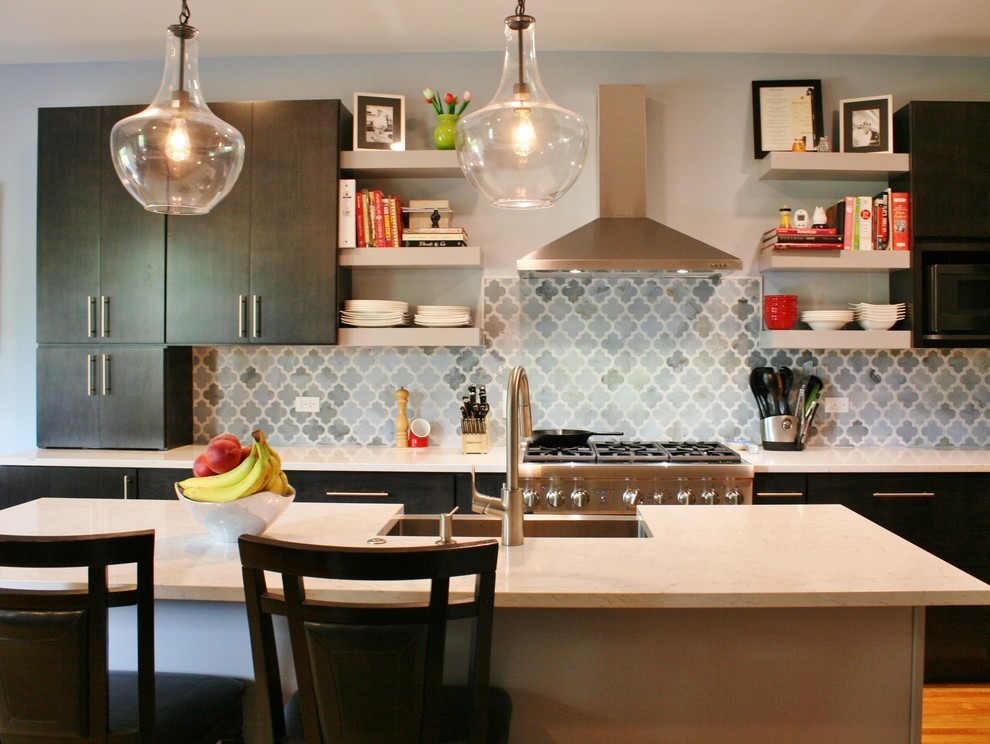 Foto di una cucina chic di medie dimensioni con top in quarzo composito