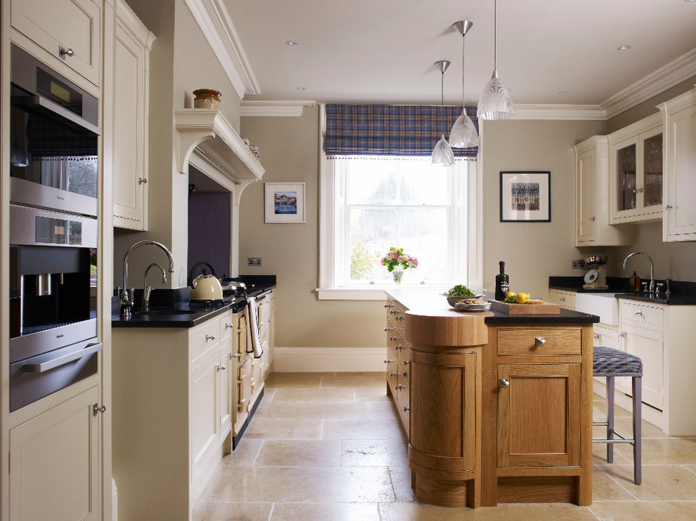 Bild på ett mellanstort vintage linjärt kök med öppen planlösning, med en rustik diskho, skåp i shakerstil, vita skåp, rostfria vitvaror, en köksö, träbänkskiva och blått stänkskydd