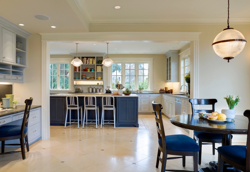 Esempio di una cucina abitabile classica con ante in stile shaker, ante blu, paraspruzzi beige e elettrodomestici in acciaio inossidabile