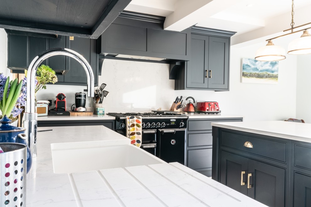 Idéer för små funkis vitt u-kök, med en rustik diskho, luckor med infälld panel, blå skåp, bänkskiva i kvartsit, vitt stänkskydd och en köksö