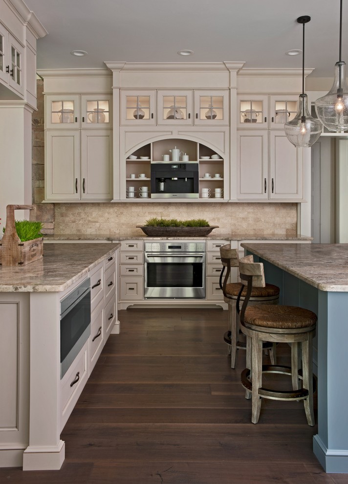 Exempel på ett klassiskt kök, med luckor med infälld panel, beige skåp, beige stänkskydd, rostfria vitvaror och mörkt trägolv