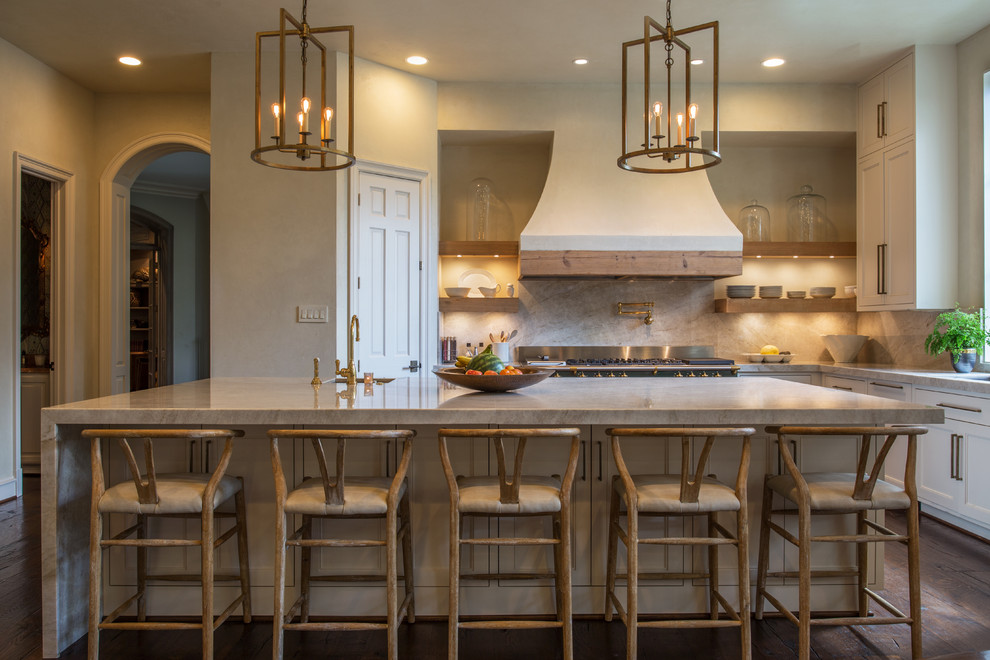 Klassische Küche in U-Form mit Schrankfronten mit vertiefter Füllung, weißen Schränken, Rückwand aus Steinfliesen, dunklem Holzboden und Kücheninsel in Houston