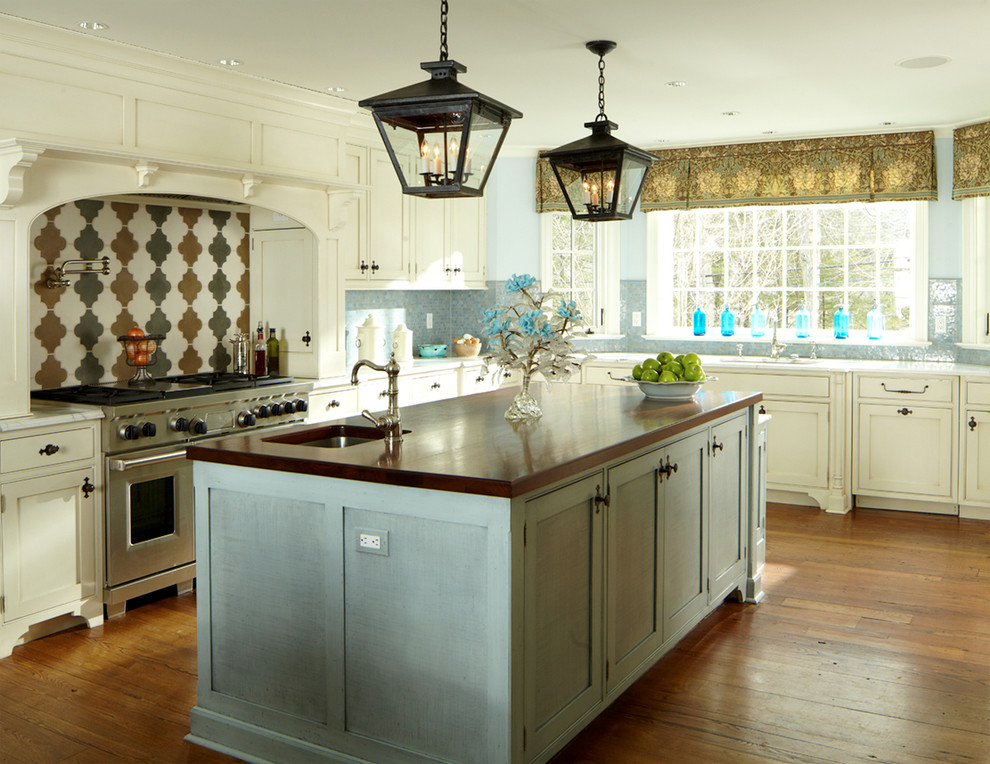 Inspiration för ett stort, avskilt vintage u-kök, med rostfria vitvaror, mörkt trägolv, en köksö, luckor med infälld panel, vita skåp, blått stänkskydd, stänkskydd i mosaik, en undermonterad diskho och marmorbänkskiva