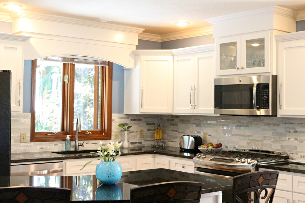 Exempel på ett stort klassiskt kök, med en undermonterad diskho, skåp i shakerstil, vita skåp, granitbänkskiva, grått stänkskydd, stänkskydd i stickkakel, rostfria vitvaror, en köksö och mellanmörkt trägolv