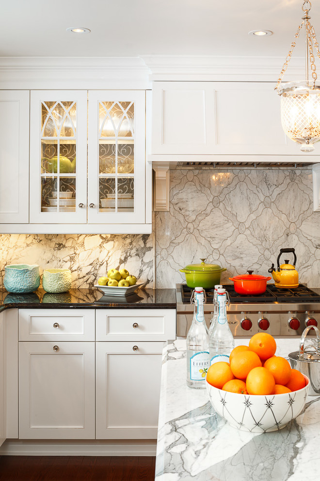 Exempel på ett klassiskt kök, med en rustik diskho, skåp i shakerstil, vita skåp, marmorbänkskiva, vitt stänkskydd, stänkskydd i sten och rostfria vitvaror