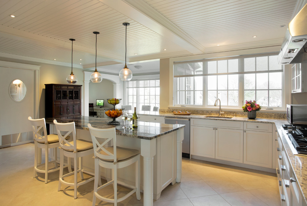 Пример оригинального дизайна: угловая кухня в классическом стиле с обеденным столом, накладной мойкой, белыми фасадами, полом из керамической плитки и островом