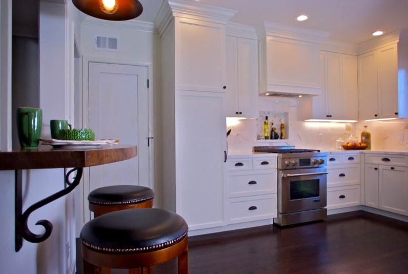 Foto di una cucina classica con lavello stile country, ante in stile shaker, ante bianche, top in marmo, elettrodomestici in acciaio inossidabile e parquet scuro