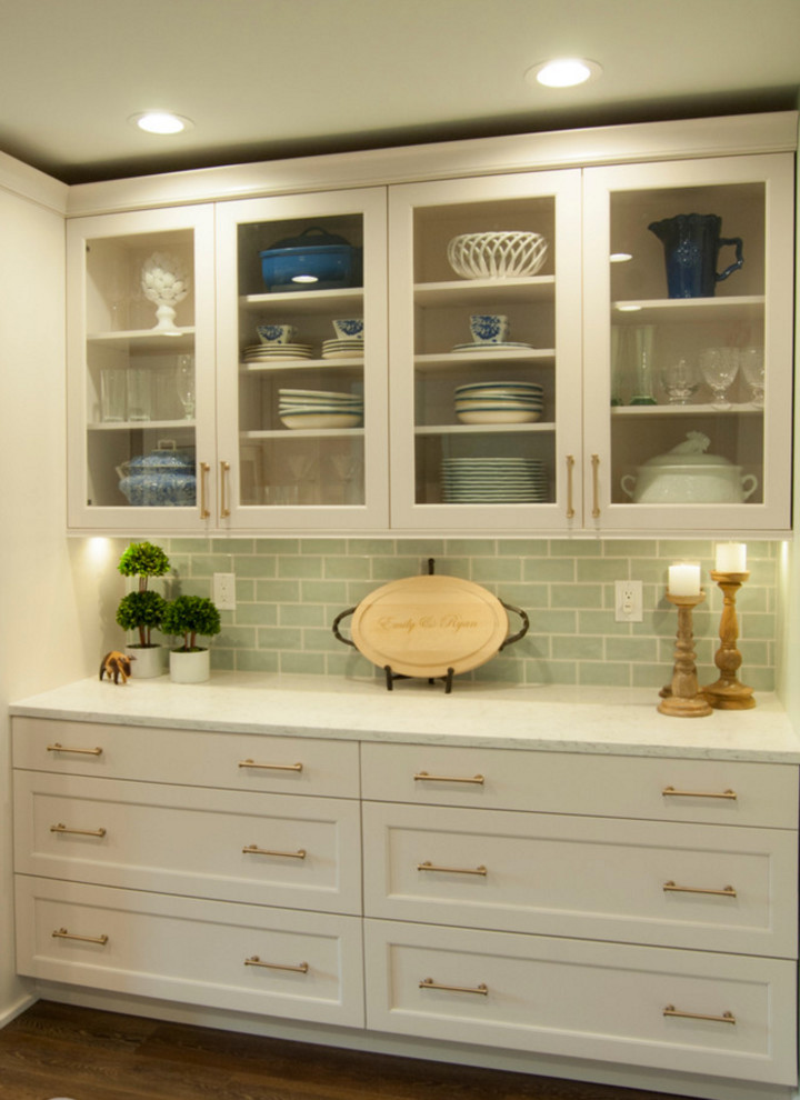 Exempel på ett mellanstort klassiskt kök, med en nedsänkt diskho, luckor med upphöjd panel, vita skåp, granitbänkskiva, grönt stänkskydd, stänkskydd i tunnelbanekakel, rostfria vitvaror, mellanmörkt trägolv och en köksö