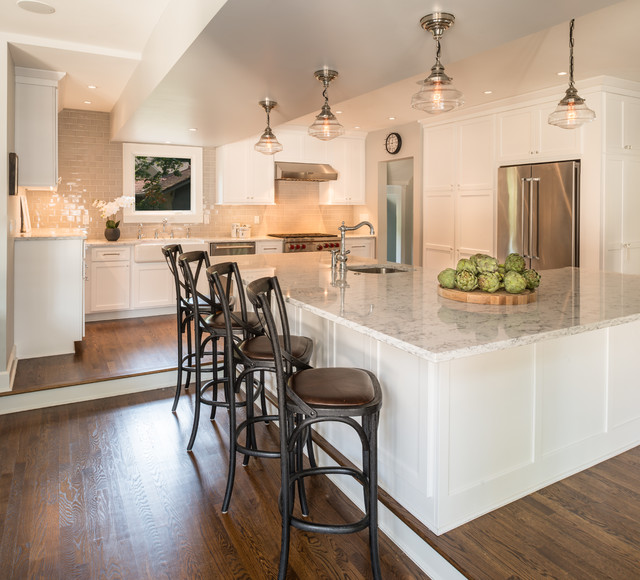 Classic White Kitchen With Oversized Island Central Construction Group Inc Img~0a31029e0ac4dc10 4 5702 1 Dcd6878 
