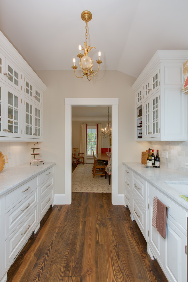 Foto di una grande cucina classica con lavello stile country, ante bianche, top in marmo e elettrodomestici in acciaio inossidabile