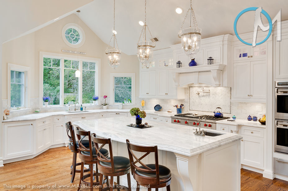 Example of a large trendy eat-in kitchen design in New York with an undermount sink, white cabinets, quartzite countertops, white backsplash, stone tile backsplash and an island