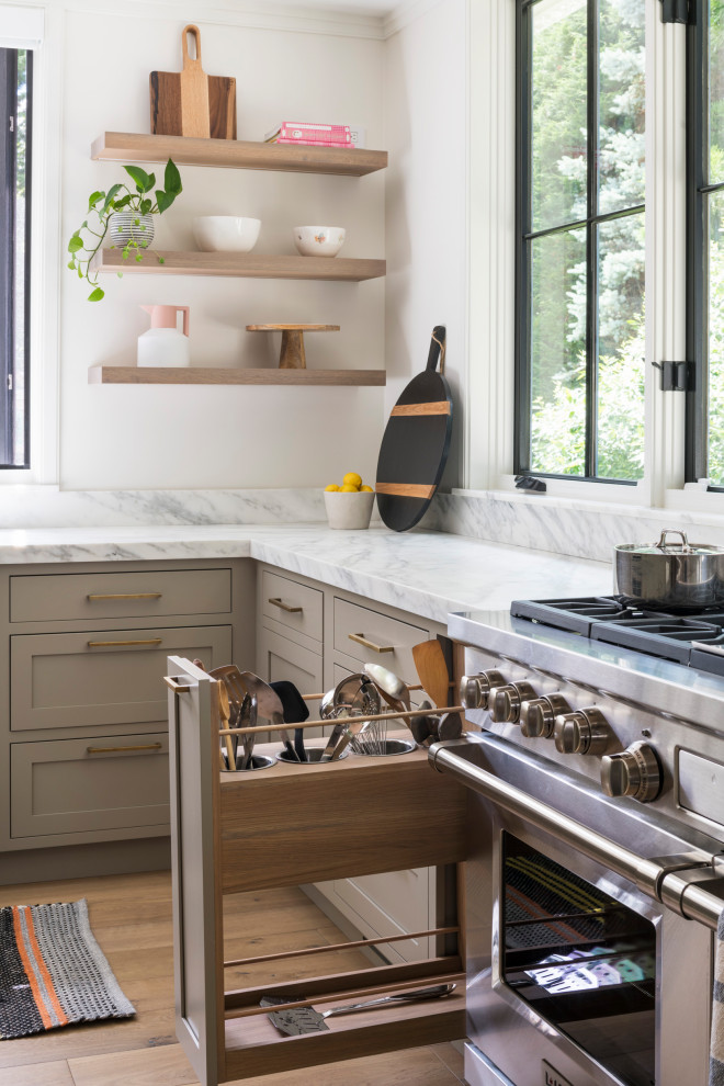 Idéer för att renovera ett stort vintage vit vitt kök med öppen planlösning, med en undermonterad diskho, skåp i shakerstil, skåp i ljust trä, marmorbänkskiva, vitt stänkskydd, stänkskydd i marmor, rostfria vitvaror, ljust trägolv, en köksö och beiget golv