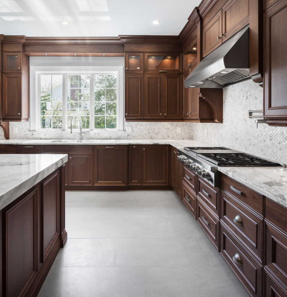 Exempel på ett stort klassiskt flerfärgad flerfärgat kök, med en nedsänkt diskho, skåp i shakerstil, skåp i mörkt trä, bänkskiva i kvartsit, flerfärgad stänkskydd, rostfria vitvaror, klinkergolv i keramik, en köksö och vitt golv