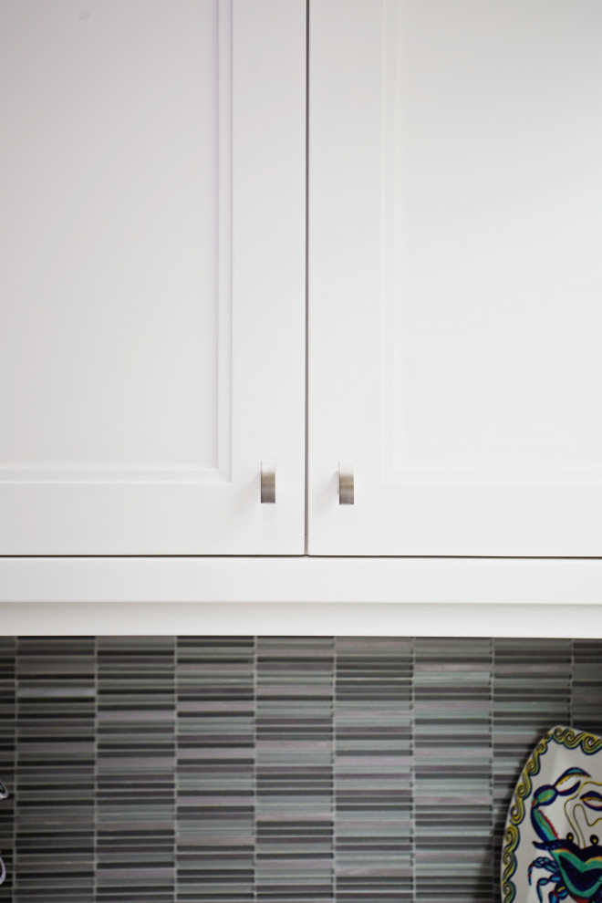 Foto di una cucina costiera di medie dimensioni con lavello da incasso, ante in stile shaker, ante bianche, top in quarzite, paraspruzzi bianco, elettrodomestici in acciaio inossidabile, parquet scuro, pavimento marrone e top bianco