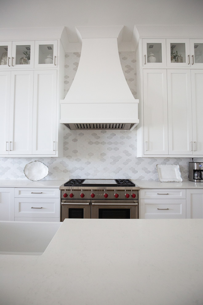 Inspiration för ett stort vintage vit vitt kök, med en rustik diskho, skåp i shakerstil, vita skåp, bänkskiva i kvartsit, vitt stänkskydd, stänkskydd i keramik, rostfria vitvaror, mellanmörkt trägolv, en köksö och beiget golv