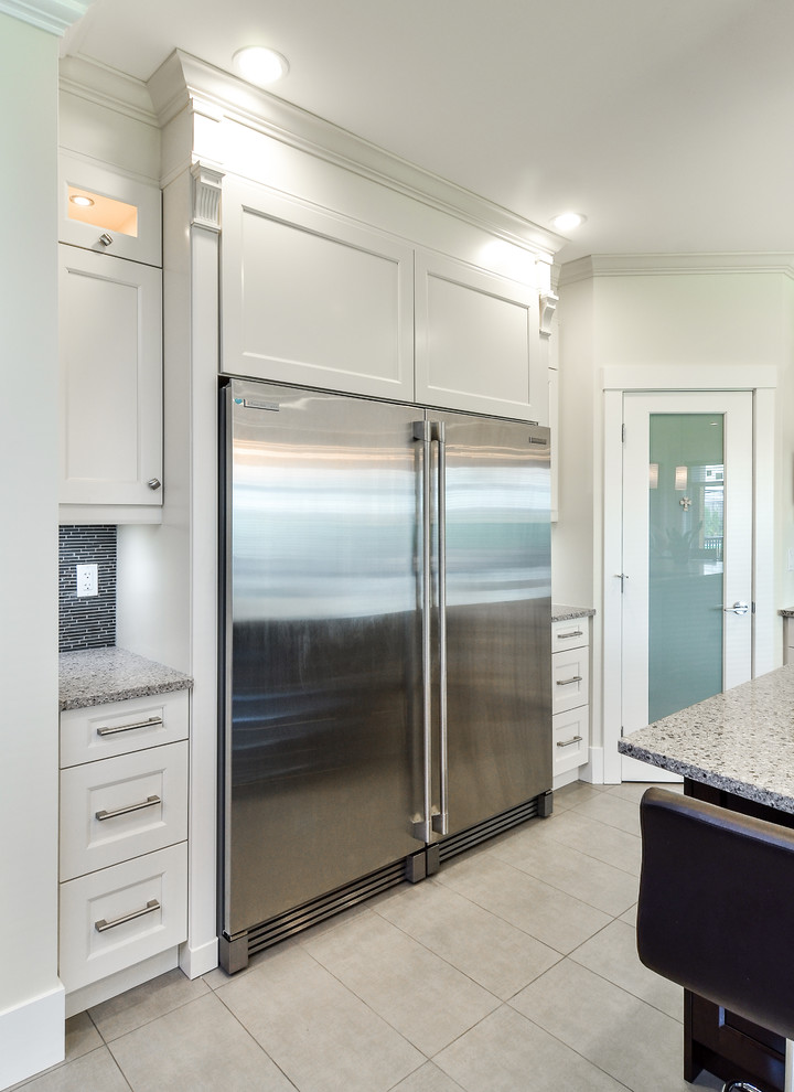 Große, Einzeilige Moderne Wohnküche mit Schrankfronten im Shaker-Stil, weißen Schränken, Küchenrückwand in Schwarz, Kücheninsel, Quarzit-Arbeitsplatte, Rückwand aus Stäbchenfliesen, Küchengeräten aus Edelstahl und Kalkstein in Vancouver