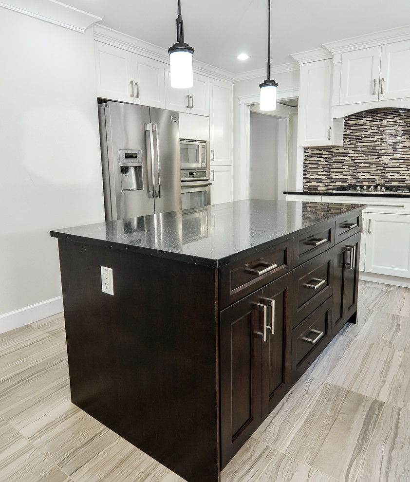 Classy and elegant kitchen Vancouver Modern Kitchen Vancouver by Atlas Custom