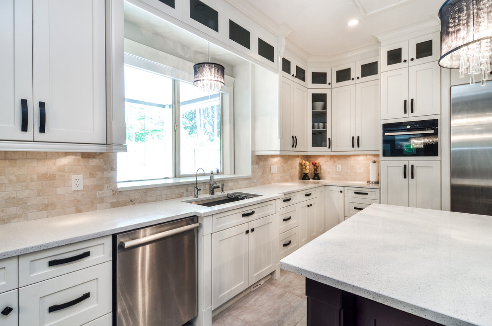 Foto på ett stort funkis kök, med skåp i shakerstil, vita skåp, en köksö, en undermonterad diskho, bänkskiva i kvartsit, rostfria vitvaror, beige stänkskydd och stänkskydd i sten