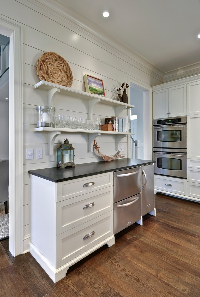 Foto de cocina comedor marinera de tamaño medio con armarios estilo shaker, puertas de armario blancas, electrodomésticos de acero inoxidable y encimera de granito
