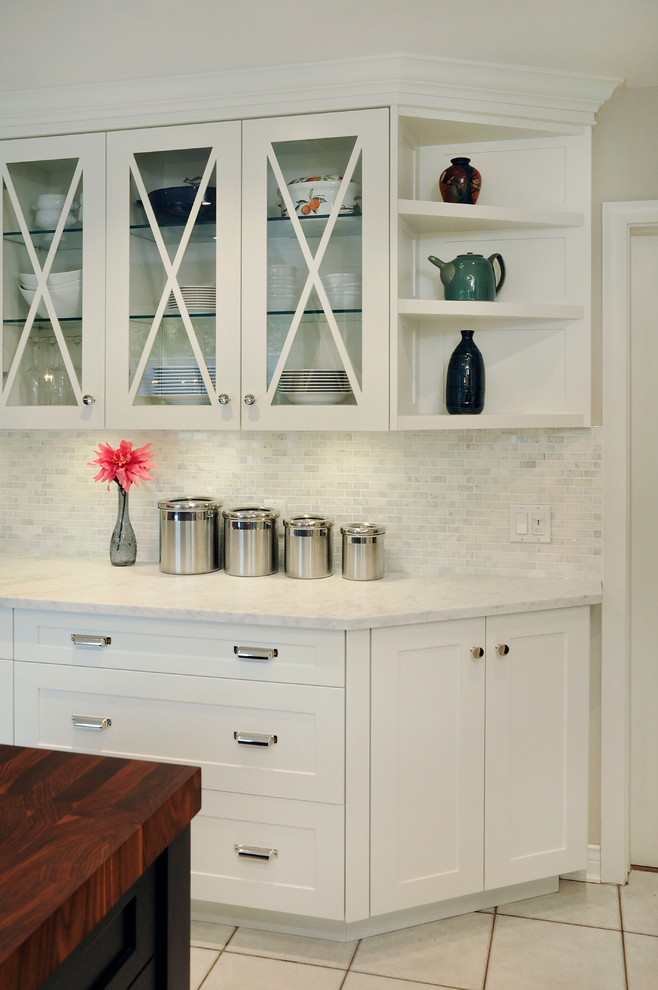 Foto di una cucina chic di medie dimensioni con ante in stile shaker, ante bianche, top in marmo, paraspruzzi bianco e paraspruzzi con piastrelle diamantate