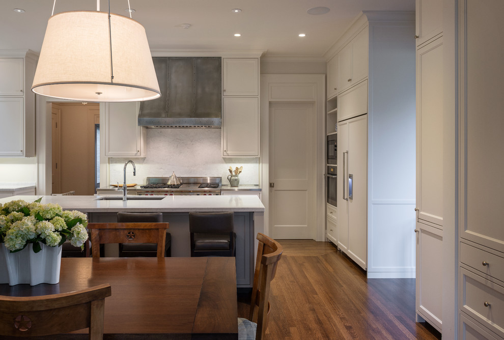 Klassische Küche mit Küchenrückwand in Weiß und Rückwand aus Stein in San Francisco