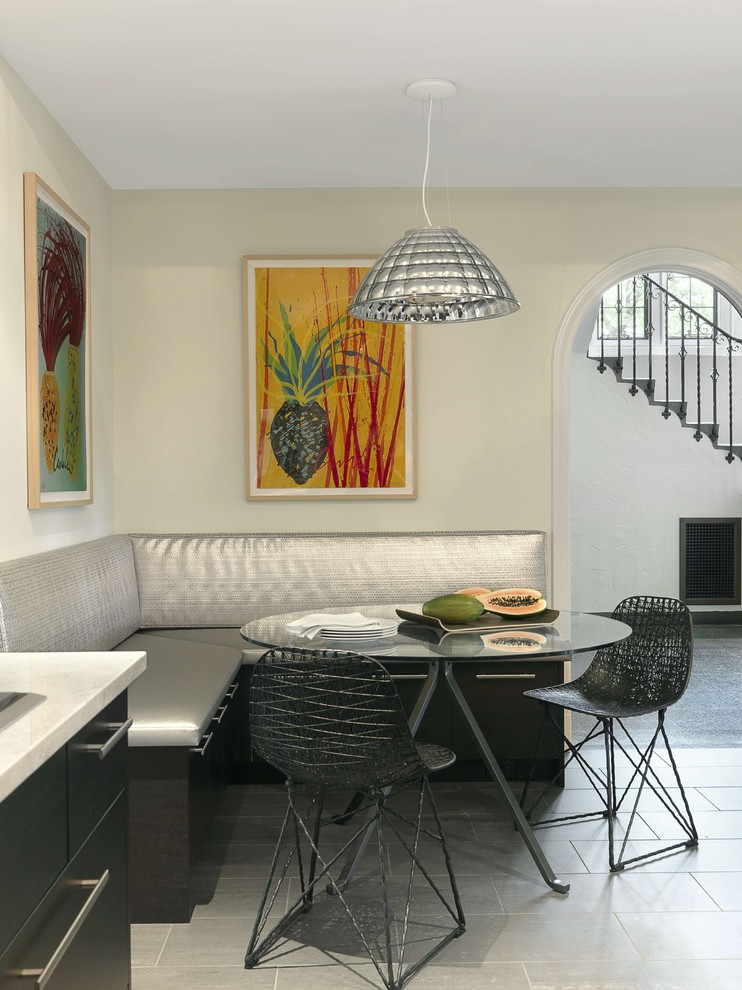 Источник вдохновения для домашнего уюта: п-образная кухня в современном стиле с обеденным столом, плоскими фасадами, черными фасадами и островом