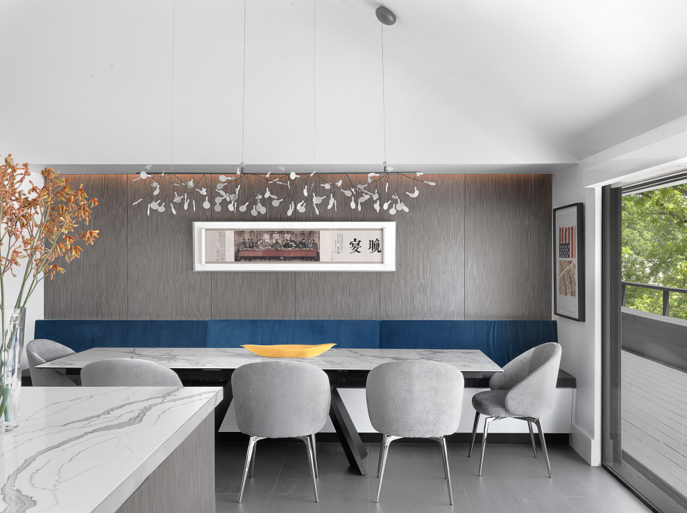 Immagine di una grande sala da pranzo aperta verso la cucina minimalista con pavimento con piastrelle in ceramica e pavimento grigio