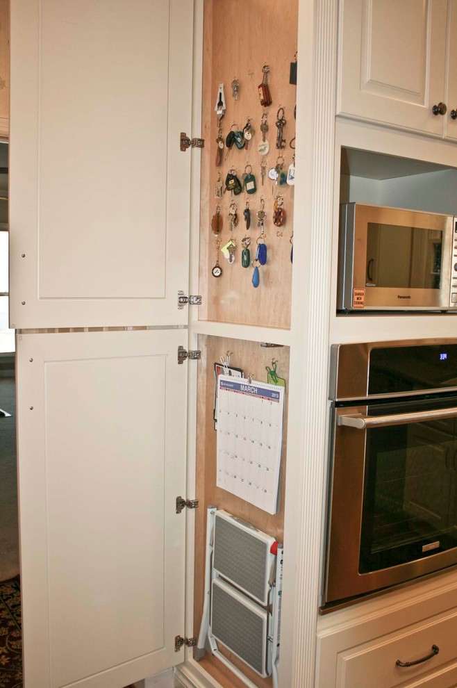Kitchen - traditional kitchen idea in Nashville